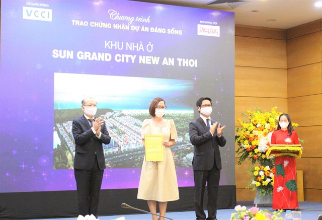 Bà Nguy&ecirc;̃n Ngọc Thúy Linh - Phó T&ocirc;̉ng Giám đ&ocirc;́c thường trực Sun Property nh&acirc;̣n các giải thưởng của chương trình &ldquo;Dự án đáng s&ocirc;́ng 2021&rdquo;&nbsp; &nbsp;