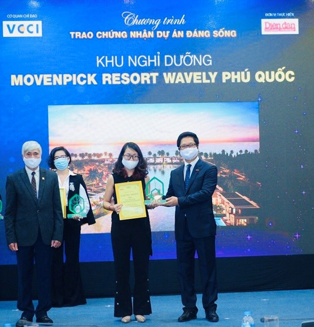 Đại diện MIKGroup nhận giải &ldquo;Khu nghỉ dưỡng được y&ecirc;u th&iacute;ch nhất 2021&rdquo; cho Movenpick Resort Waverly Ph&uacute; Quốc &nbsp;