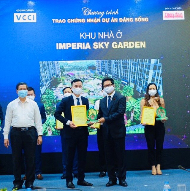 Đại diện MIKGroup nhận giải &ldquo;Dự &aacute;n đ&aacute;ng sống 2021&rdquo; d&agrave;nh cho Imperia Sky Garden &nbsp;