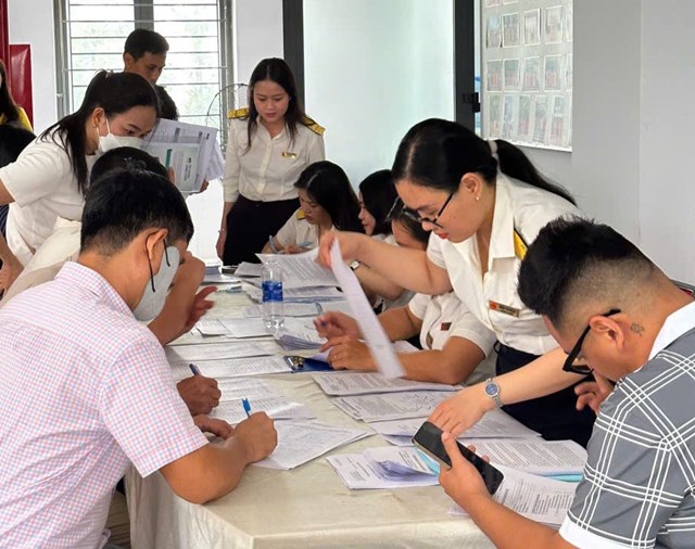 Cán bộ thuế phối hợp cùng với các đại lý thuế, các đơn vị cung cấp giải pháp kỹ thuật tổ chức các buổi hướng dẫn 