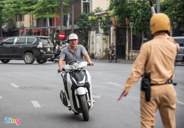 Từ ng&agrave;y 5/8, CSGT c&oacute; quyền xử phạt vi phạm h&agrave;nh ch&iacute;nh th&ocirc;ng qua video tr&ecirc;n mạng. Ảnh: Hải Nam.