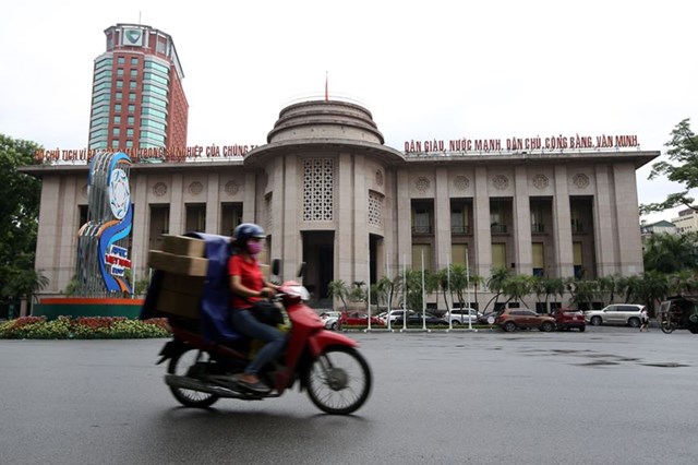 Trụ sở Ng&acirc;n h&agrave;ng Nh&agrave; nước Việt Nam tại trung t&acirc;m H&agrave; Nội. Ảnh: WSJ