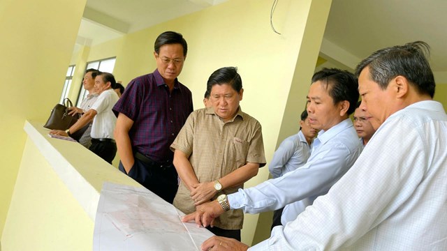 &Ocirc;ng L&ecirc; Văn Sử &ndash; Ph&oacute; Chủ tịch UBND tỉnh C&agrave; Mau xem bản đồ quy hoạch Khu n&ocirc;ng nghiệp ứng dụng c&ocirc;ng nghệ cao ph&aacute;t triển t&ocirc;m Bạc Li&ecirc;u.