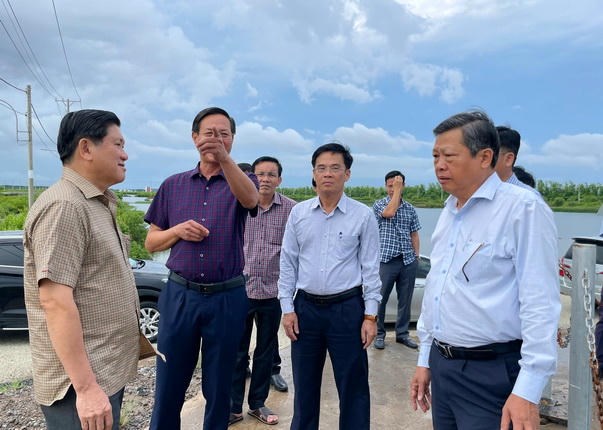 Ông Lê Văn Sử – Phó Chủ tịch UBND tỉnh Cà Mau (thứ nhất bên trái), cùng đoàn công tác khảo sát thực tế tại Khu nông nghiệp ứng dụng công nghệ cao phát triển tôm Bạc Liêu.