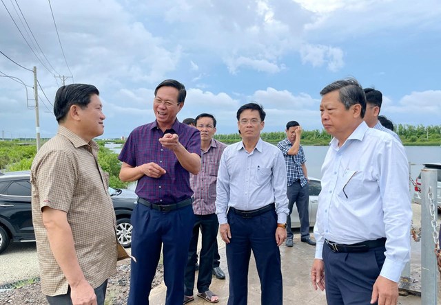 &Ocirc;ng L&ecirc; Văn Sử &ndash; Ph&oacute; Chủ tịch UBND tỉnh C&agrave; Mau (thứ nhất b&ecirc;n tr&aacute;i), c&ugrave;ng đo&agrave;n c&ocirc;ng t&aacute;c khảo s&aacute;t thực tế tại Khu n&ocirc;ng nghiệp ứng dụng c&ocirc;ng nghệ cao ph&aacute;t triển t&ocirc;m Bạc Li&ecirc;u. (Đi c&ugrave;ng đo&agrave;n c&oacute; &ocirc;ng Phạm Ho&agrave;ng Minh &ndash; Gi&aacute;m đốc Ban Quản l&yacute; Khu n&ocirc;ng nghiệp ứng dụng c&ocirc;ng nghệ cao ph&aacute;t triển t&ocirc;m Bạc Li&ecirc;u, đứng thứ nhất b&ecirc;n phải).