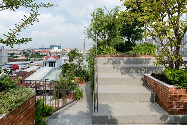 Lối dẫn l&ecirc;n s&acirc;n thượng bằng b&ecirc; t&ocirc;ng.