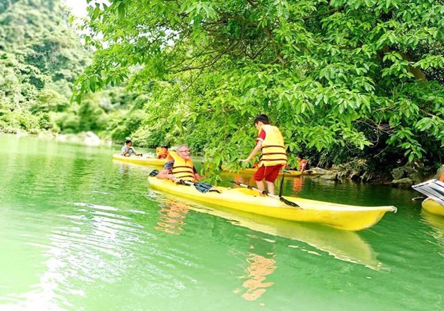 Khách nước ngoài thích thú với du lịch sinh thái tại Lạng Sơn.