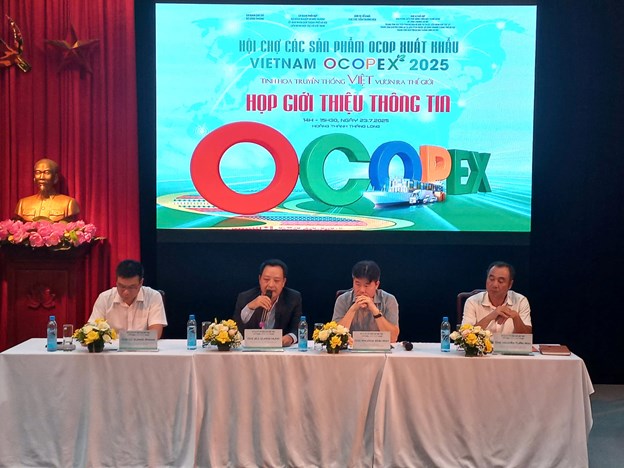 Đại diện Ban tổ chức tại buổi họp báo.