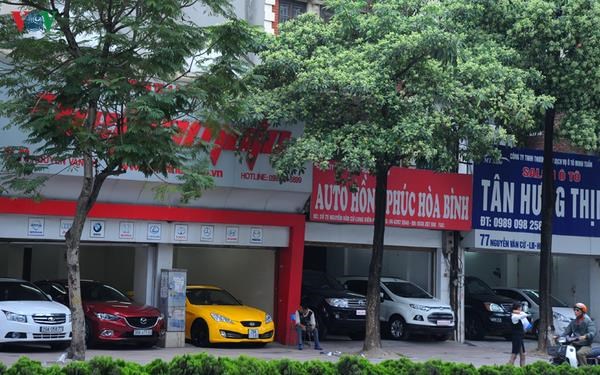Nhiều cửa h&agrave;ng xe cũ chịu t&aacute;c động của dịch Covid-19, đặc biệt l&agrave; những cửa h&agrave;ng kinh doanh xe sang đ&atilde; qua sử dụng.