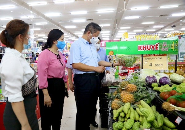 Ph&oacute; Chủ tịch UBND TP H&agrave; Nội Nguyễn Mạnh Quyền kiểm tra c&ocirc;ng t&aacute;c chống dịch v&agrave; chuẩn bị h&agrave;ng h&oacute;a.