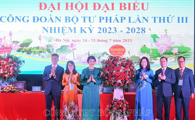 Ban c&aacute;n sự Đảng, Đảng ủy Bộ Tư ph&aacute;p, C&ocirc;ng đo&agrave;n Vi&ecirc;n chức Việt Nam&nbsp;tặng hoa ch&uacute;c mừng Đại hội