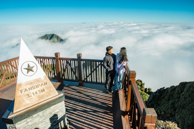 Đỉnh thi&ecirc;ng Fansipan đẹp huyền ảo trong cả những ng&agrave;y m&ugrave;a h&egrave; n&oacute;ng nực nhất. &nbsp;