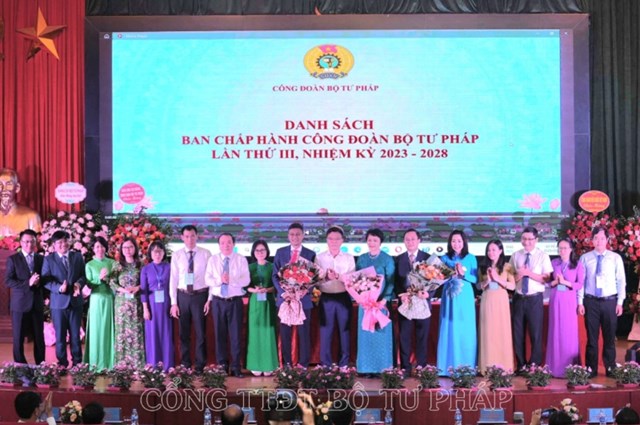 Bộ trưởng Bộ Tư ph&aacute;p L&ecirc; Th&agrave;nh Long, Ph&oacute; B&iacute; thư Thường trực Đảng uỷ Bộ Tư ph&aacute;p Nguyễn Kim Tinh v&agrave; Ph&oacute; Chủ tịch C&ocirc;ng đo&agrave;n Vi&ecirc;n chức Việt Nam Trần Thị Kim Anh ch&uacute;c mừng Ban Chấp h&agrave;nh C&ocirc;ng đo&agrave;n Bộ Tư ph&aacute;p nhiệm kỳ 2023 - 2028.