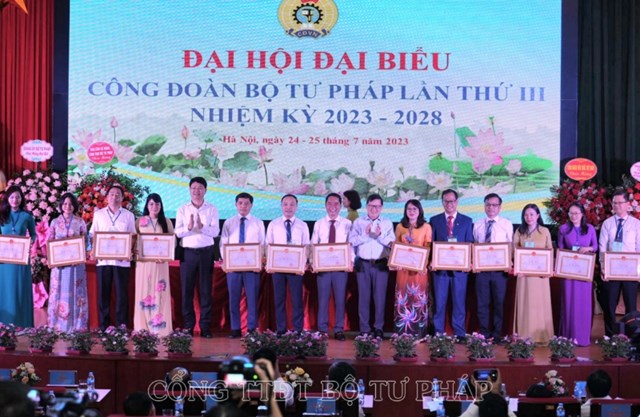 C&aacute;c c&aacute; nh&acirc;n, tập thể c&oacute; th&agrave;nh t&iacute;ch xuất sắc nhận qu&agrave;, bằng khen tại Đại hội