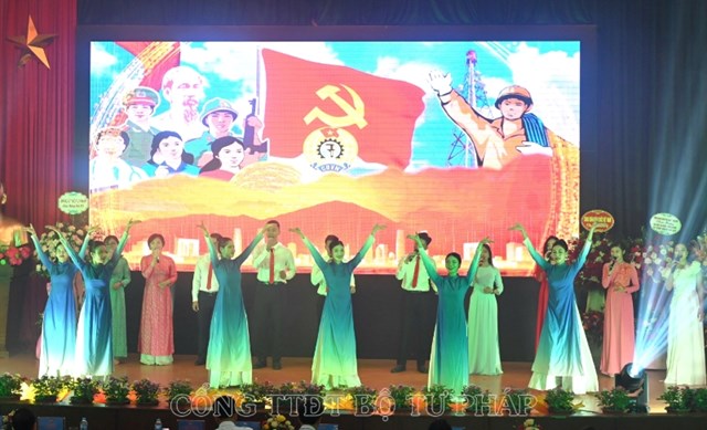 Văn nghệ ch&agrave;o mừng Đại hội