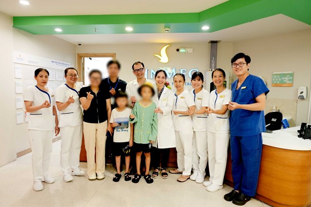 Bệnh nhi v&agrave; c&aacute;c b&aacute;c sĩ tại Bệnh viện Vinmec Central Park (TP.HCM)&nbsp;