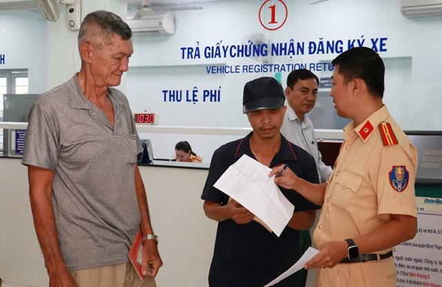 Khi đổi biển số sang m&agrave;u v&agrave;ng, chủ xe được giữ nguy&ecirc;n đăng k&yacute; xe v&agrave; số biển cũ. Ảnh: PLO