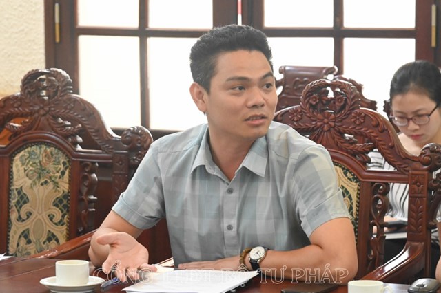C&aacute;c đại biểu ph&aacute;t biểu tại buổi l&agrave;m việc.