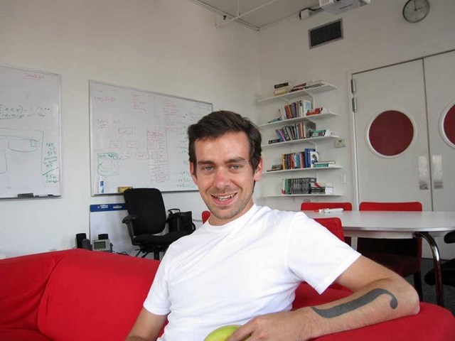 Jack Dorsey bắt đầu lập tr&igrave;nh khi đang học tại trường trung học Bishop DuBourg ở St. Louis. Năm 15 tuổi, Dorsey đ&atilde; viết phần mềm điều phối v&agrave; hiện vẫn được một số h&atilde;ng taxi sử dụng. Khi kh&ocirc;ng lượn quanh c&aacute;c cửa h&agrave;ng đồ điện tử hoặc đ&aacute; b&oacute;ng với bạn b&egrave;, Dorsey thường tới c&aacute;c buổi biểu diễn nhạc rock.