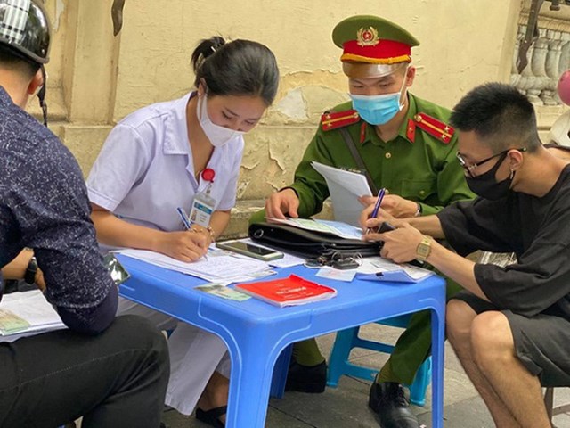 H&#224; Nội xử phạt gần 900 trường hợp vi phạm trong ng&#224;y thứ 5 gi&#227;n c&#225;ch x&#227; hội - Ảnh 1