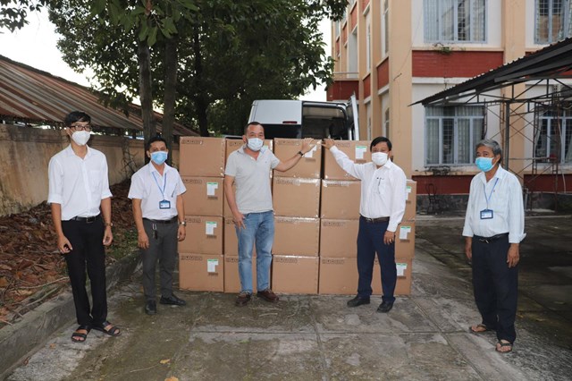 Sun Group trao tặng kit x&eacute;t nghiệm Covid-19 cho CDC T&acirc;y Ninh &nbsp;