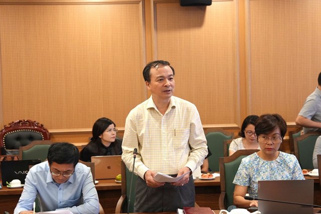 Đồng ch&iacute; Nguyễn Hồng Tuyến, Vụ trưởng Vụ C&aacute;c vấn đề chung về x&acirc;y dựng ph&aacute;p luật th&ocirc;ng tin tại buổi l&agrave;m việc.