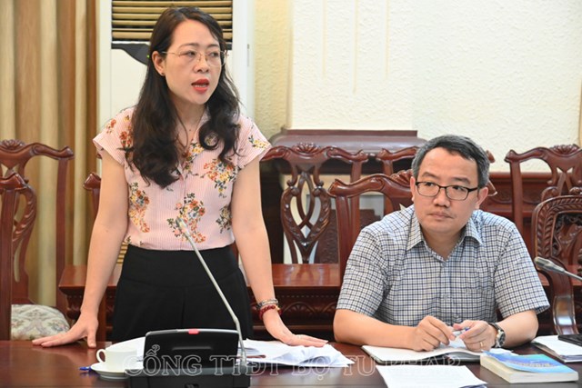 Đồng ch&iacute; Nguyễn Thị Thu H&ograve;e,&nbsp;Ph&oacute; Cục trưởng Cục kiểm tra văn bản quy phạm ph&aacute;p luật ph&aacute;t biểu tại buổi l&agrave;m việc.