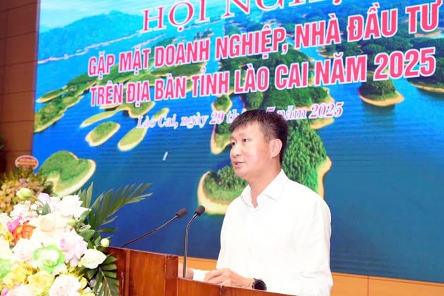&Ocirc;ng Trần Huy Tuấn &ndash; Ph&oacute; B&iacute; thư Tỉnh ủy, Chủ tịch UBND tỉnh L&agrave;o Cai trao đổi c&aacute;c nội dung c&aacute;c vấn đề doanh nghiệp quan t&acirc;m.