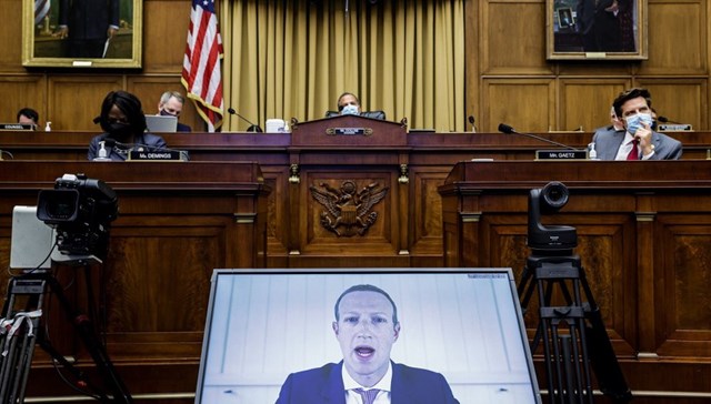 &nbsp;CEO Facebook Mark Zuckerberg trả lời trong phi&ecirc;n điều trần (Ảnh: Reuters)