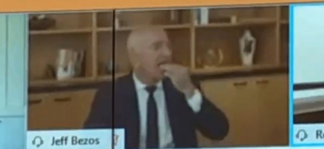 CEO Amazon Jeff Bezos tranh thủ ăn vặt trong phi&ecirc;n điều trần (Ảnh chụp m&agrave;n h&igrave;nh)