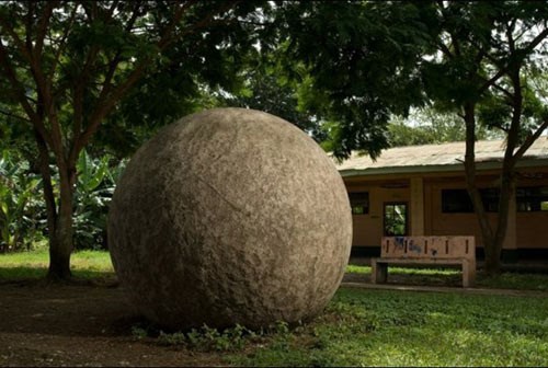 Quả đ&aacute; h&igrave;nh cầu được d&ugrave;ng trang tr&iacute; trước ng&ocirc;i nh&agrave; ở Costa Rica.