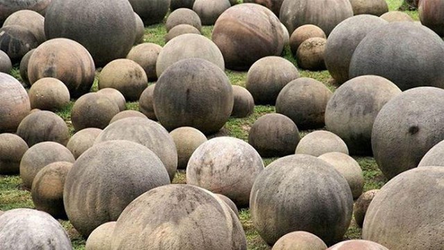 Một số khối đ&aacute; b&iacute; ẩn đ&atilde; bị ph&aacute; hủy để t&igrave;m kho b&aacute;u b&ecirc;n trong.