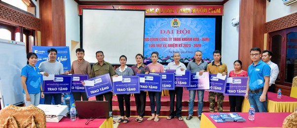 Đại di&ecirc;̣n Mcredit trao tặng ph&acirc;̀n quà cho các c&ocirc;ng nh&acirc;n có hoàn cảnh khó khăn tại C&ocirc;ng ty Than Khánh Hòa (Thái Nguy&ecirc;n). &nbsp;