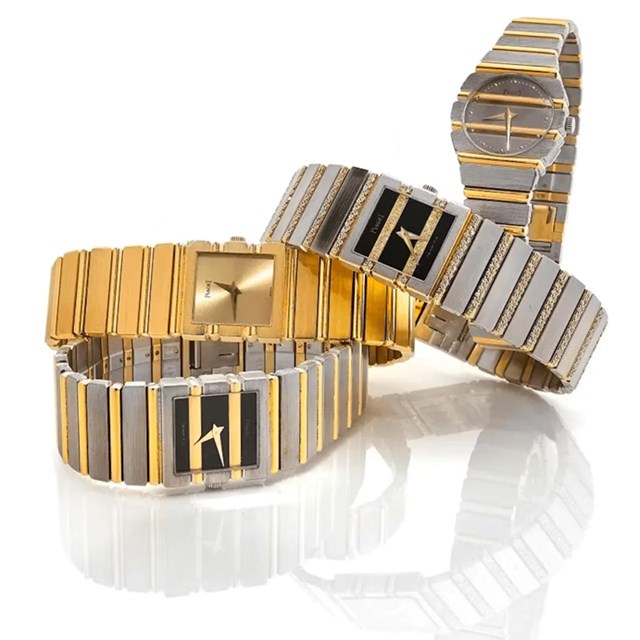 Tận dụng độ mỏng đ&aacute;ng kinh ngạc của bộ m&aacute;y quartz 7P do Piaget ph&aacute;t triển (d&agrave;y chỉ 3,1 mm &ndash; một kỷ lục thế giới l&uacute;c bấy giờ), Polo ghi dấu trong l&ograve;ng giới thượng lưu với triết l&yacute; &ldquo;đồng hồ ki&ecirc;m v&ograve;ng tay&rdquo; thời thượng, thanh lịch, v&agrave; l&agrave;m ho&agrave;n to&agrave;n từ v&agrave;ng. Chỉ với hai chất liệu v&agrave;ng v&agrave;ng hoặc v&agrave;ng trắng, nhiều biến tấu Polo độc đ&aacute;o đ&atilde; ra đời. Ng&agrave;y nay ch&uacute;ng trở th&agrave;nh c&aacute;c vật phẩm sưu tầm được săn t&igrave;m tr&ecirc;n thế giới. Ảnh: một số mẫu Polo cổ điển thuộc nh&agrave; đấu gi&aacute; Artcurial.&nbsp;