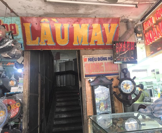 Lối l&ecirc;n lầu may chợ Đ&ocirc;ng Ba.
