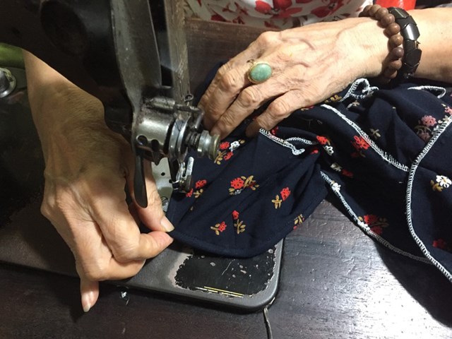 Những đ&ocirc;i tay gầy n&acirc;ng niu, g&igrave;n giữ n&eacute;t xưa xứ Huế.&nbsp;