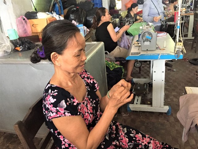 B&agrave; Hiền đ&atilde; gắn b&oacute; cả thanh xu&acirc;n với nghề may.&nbsp;