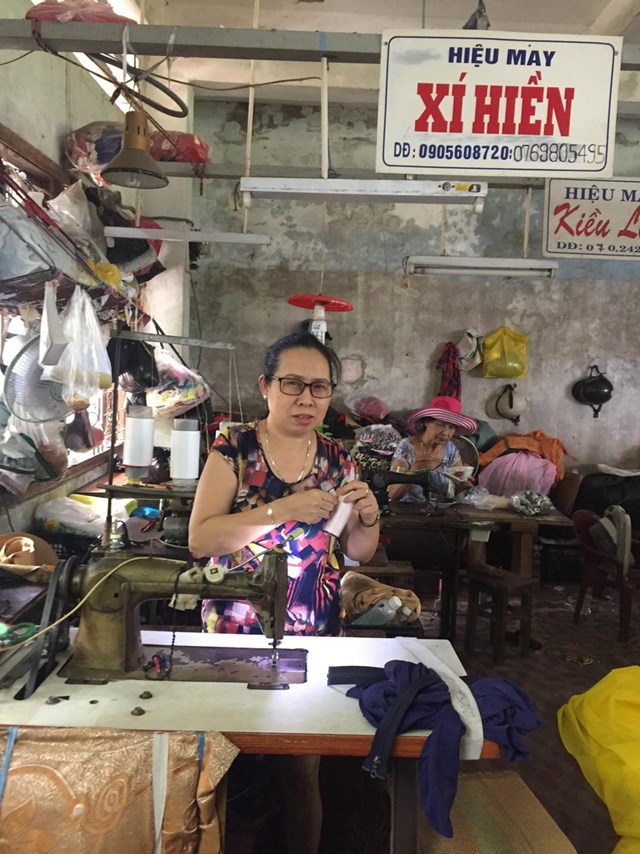 B&agrave; X&iacute; b&ecirc;n tiệm may X&iacute; Hiền.&nbsp;