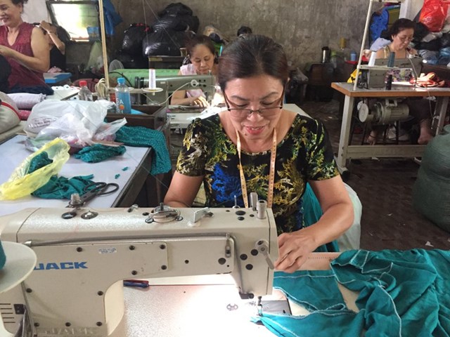 B&agrave; Hạnh miệt m&agrave;i b&ecirc;n chiếc m&aacute;y may.&nbsp;