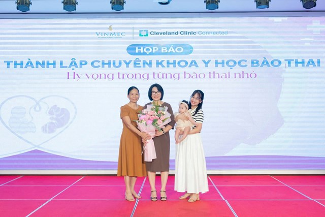 Gia đ&igrave;nh &ldquo;chiến binh nh&iacute;&rdquo; &ndash; em b&eacute; từng được can thiệp trong b&agrave;o thai tham dự sự kiện để tri &acirc;n c&aacute;c y, b&aacute;c sĩ