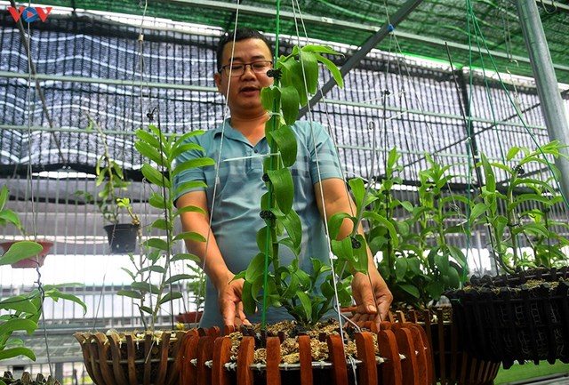Anh Trịnh Đắc To&agrave;n - chủ nh&agrave; vườn hoa lan Trịnh To&agrave;n