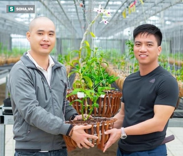 Anh Trương Quốc Ch&iacute;nh (b&ecirc;n phải) sở hữu vườn lan với nhiều giống lan đột biến như Bướm đại ng&agrave;n, tuyết đỉnh hồng, hồng lộc.