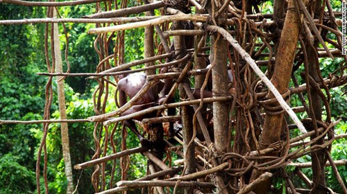 Khoảng 30 người đ&agrave;n &ocirc;ng x&acirc;y dựng th&aacute;p gỗ trong v&ograve;ng một th&aacute;ng.
