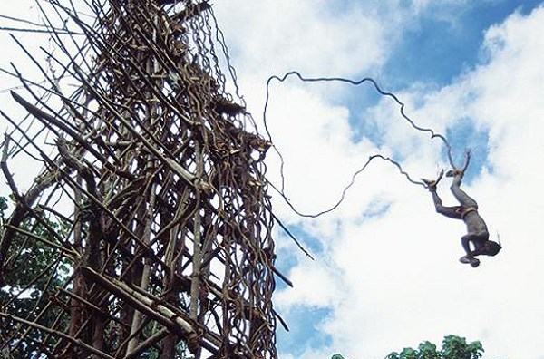 Tập tục k&#236; lạ khắp năm ch&#226;u: Đ&#224;n &#244;ng phải nhảy &quot;lao đầu xuống đất&quot; từ độ cao 30m mới được chấp nhận đủ tuổi để lấy vợ - Ảnh 1