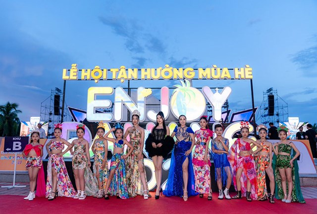 Nh&#224; thiết kế Ch&#226;u Loan ra mắt bộ sưu tập “Nắng biển”  - Ảnh 3
