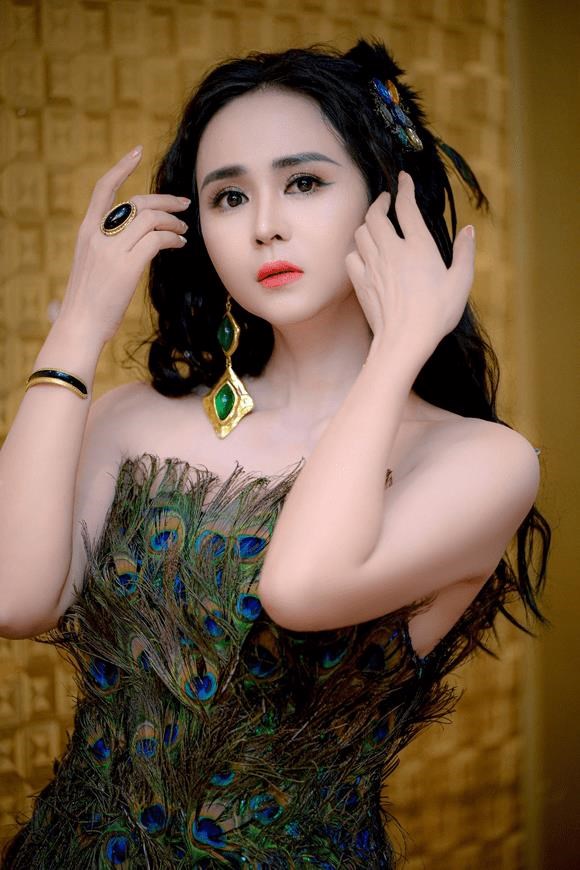 Nữ ho&#224;ng hoa hồng B&#249;i Thanh Hương v&#224; h&#224;nh tr&#236;nh của người phụ nữ dẫn đầu - Ảnh 3