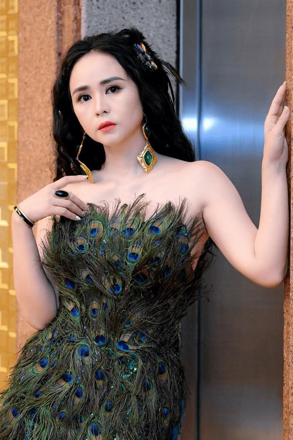 Nữ ho&#224;ng hoa hồng B&#249;i Thanh Hương v&#224; h&#224;nh tr&#236;nh của người phụ nữ dẫn đầu - Ảnh 6