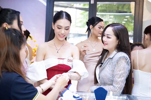 Ho&#224;ng Thanh Nga: Người đẹp đứng sau Nh&#224; t&#224;i trợ vương miện Ngọc Ch&#226;u &#194;u cho Miss Grand Vietnam 2023 - Ảnh 3