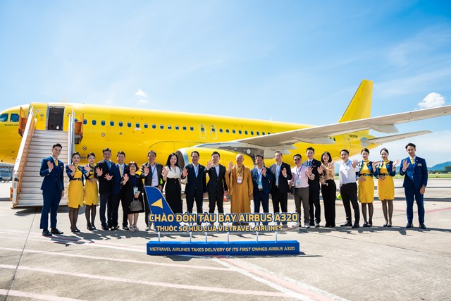 C&aacute;c đại biểu chụp ảnh lưu niệm c&ugrave;ng chiếc m&aacute;y bay Airbus A320 &nbsp;