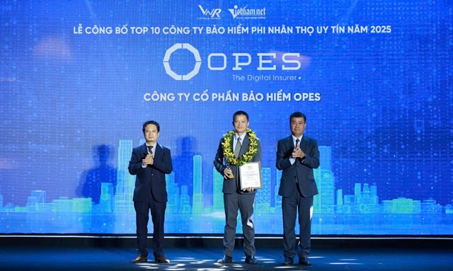 Ảnh: Đại diện OPES tại lễ c&ocirc;ng bố Top 10 c&ocirc;ng ty bảo hiểm phi nh&acirc;n thọ uy t&iacute;n &nbsp;